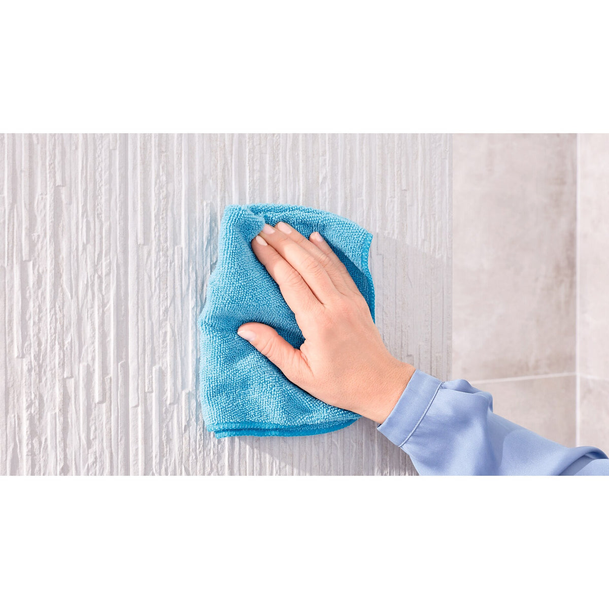 tesa EXXCLUSIV Toilettenpapierhalter, Edelstahloptik, Klebelösung – Anwendung