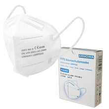 Eine weiße ARNOMED FFP2 Maske ohne Ventil der ARNOWA GmbH steht neben ihrem Karton (10 Stück), auf dem Produktmodell, Zertifizierung und eine Abbildung der partikelfiltrierenden Halbmaske zu sehen sind.