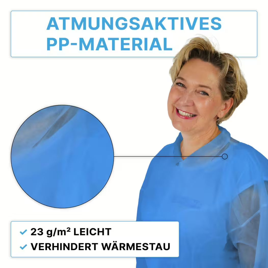 Μια χαμογελαστή γυναίκα φοράει την ARNOMED PROTECT PP-BESUCHERKITTEL BLUE μιας χρήσης επισκέπτη με κουμπιά της ARNOWA GmbH. Επιλεγμένα χαρακτηριστικά: αναπνεύσιμο υλικό PP, 23 g/m² ελαφρύ, αποτρέπει τη θερμική συσσώρευση. Το ένθετο δείχνει το υλικό σε κοντινό πλάνο.