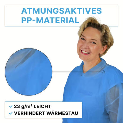 Μια χαμογελαστή γυναίκα φοράει την ARNOMED PROTECT PP-BESUCHERKITTEL BLUE μιας χρήσης επισκέπτη με κουμπιά της ARNOWA GmbH. Επιλεγμένα χαρακτηριστικά: αναπνεύσιμο υλικό PP, 23 g/m² ελαφρύ, αποτρέπει τη θερμική συσσώρευση. Το ένθετο δείχνει το υλικό σε κοντινό πλάνο.