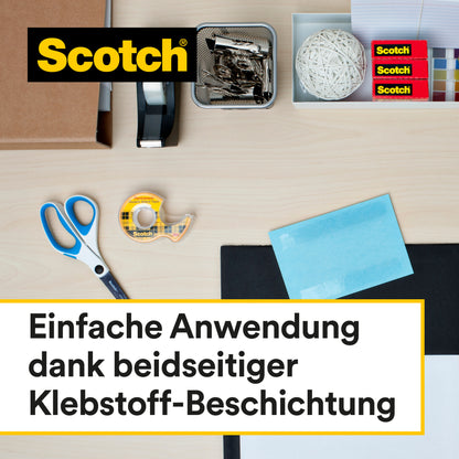 Ein Schreibtisch mit Büromaterialien, darunter 3M Deutschland GmbH Scotch® doppelseitiges Klebeband (1 Rolle, 12 mm x 33 m); deutscher Text hebt die einfache Anwendung hervor. Außerdem vorhanden: Schere, Klebebandabroller, Gummibänder, Büroklammerhalter und Papierkram.