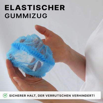 Eine Person hält eine zerknitterte blaue ARNOMED COVER PP-KLIPPHAUBE XL Einmalklipphaube aus PP-Vlies (55cm, ARNOWA GmbH) mit Gummiband. Deutscher Text: "Elastischer Gummizug" und "Sicherer Halt, der Verrutschen verhindert!".