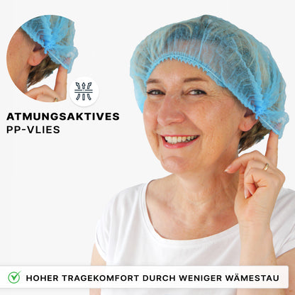Eine lächelnde Frau in einem weißen Hemd berührt den ARNOMED COVER PP-KLIPPHAUBE XL (55cm, ARNOWA GmbH). Text: "Atmungsaktives PP-Vlies" und "Hoher Tragekomfort durch weniger Wärmestau. Perfekt für Hygiene.