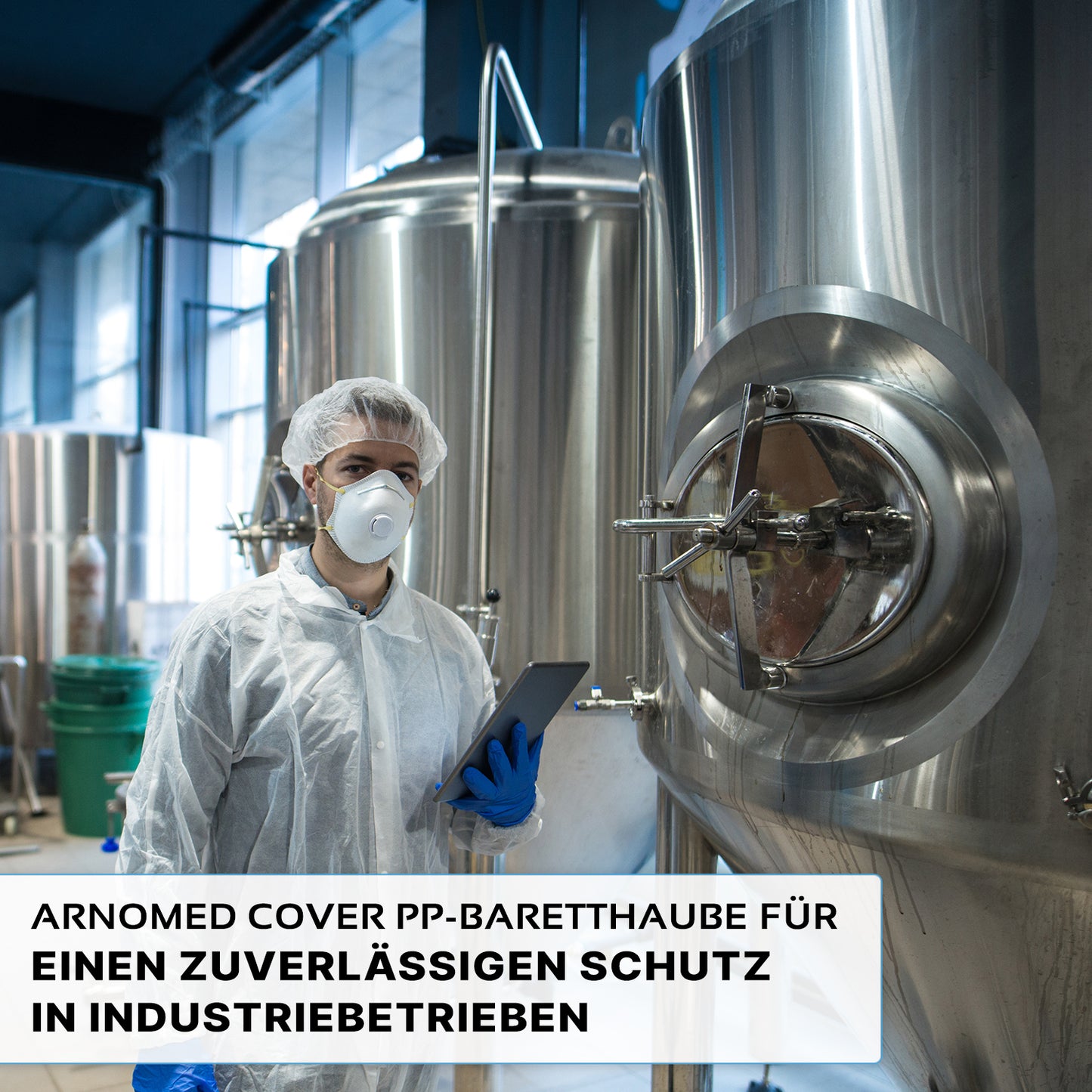 Eine Person in Schutzkleidung, darunter die ARNOMED COVER PP-BARETTHAUBE der ARNOWA GmbH und eine Maske, hält eine Tablette neben Edelstahltanks in einem hygienischen Industriebereich. Der deutsche Text über zuverlässigen Schutz ist unten eingeblendet.