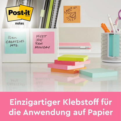 Ένα γραφείο με πολύχρωμα Post-it® Notes από τη συλλογή Poptimistic (38 mm x 51 mm, 100 φύλλα/μπλοκ, 12 μπλοκ/συσκευασία), από την 3M Deutschland GmbH. Σημειώματα με λειτουργία υπενθύμισης· μοναδική κόλλα ιδανική για χαρτί. Πιστοποιημένο με PEFC.