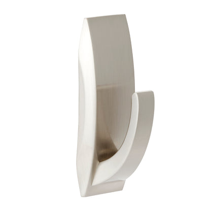 Der Command™ Metallhaken "Modern Reflection" von 3M Deutschland GmbH zeichnet sich durch eine glatte, gebürstete Oberfläche und ein modernes, geschwungenes Design aus, das sich vor einem schlichten weißen Hintergrund präsentiert.