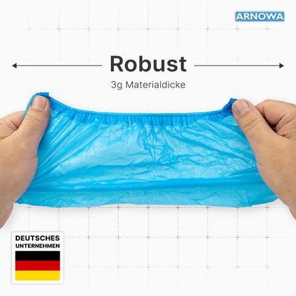 Zwei Hände strecken einen blauen ARNOMED CPE Schuhüberzieher in die Höhe und betonen damit die "Robuste", "3g Materialdicke" Qualität. Der Text hebt die ARNOWA GmbH und die deutsche Flagge hervor und zeigt, dass diese wasserdichten Einweg-Schuhüberzieher für Langlebigkeit gemacht sind.