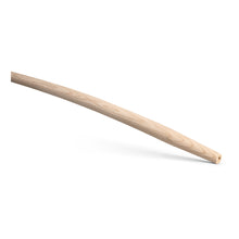 Der Nölle Profi Brush Dunggabelstiel, gebogen (36x130 cm) aus Escheholz, von Nölle Profi Brush Bürsten- & Pinseltechnik e.K., ist ein glatter, gebogener Holzstiel mit leicht zulaufendem Ende und runder Öffnung für eine Dunggabel.