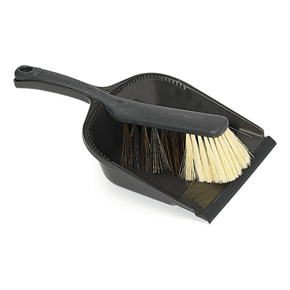 Η Nölle Profi Brush Kehrgarnitur Qualitätsmischung από την Nölle Profi Brush Bürsten- & Pinseltechnik e.K. αποτελείται από μια συμπαγή σκούπα με ανοιχτόχρωμες και σκούρες τρίχες και ένα μαύρο φαράσι. Η λαβή μπορεί να αποθηκευτεί εύκολα στο δοχείο.