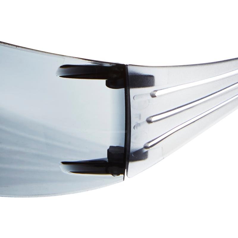 Κοντινή λήψη των γυαλιών ασφαλείας 3M™ SecureFit™ 200 από την 3M Deutschland GmbH, που δείχνει τα πλευρικά, ελαφρώς χρωματισμένα γυαλιά, τον βραχίονα και τον συνδετικό μεντεσέ.