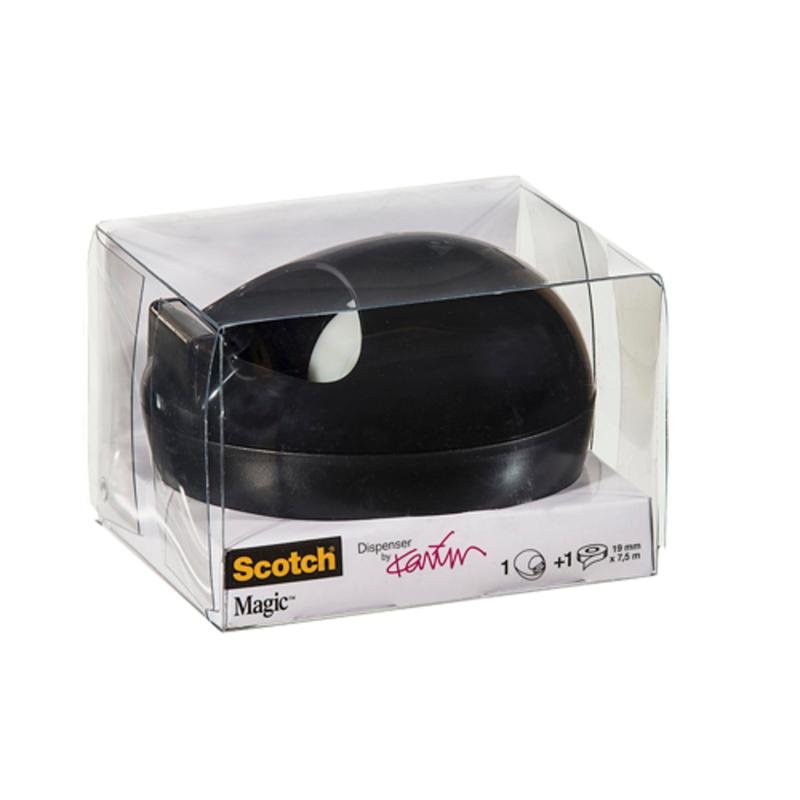 Ο επιτραπέζιος διανομέας Scotch™ Karim Rashid της 3M Deutschland GmbH σε μαύρο χρώμα βρίσκεται σε μια διάφανη πλαστική συσκευασία με ορατές ετικέτες προϊόντος και επωνυμία στο μπροστινό και στο πλάι.