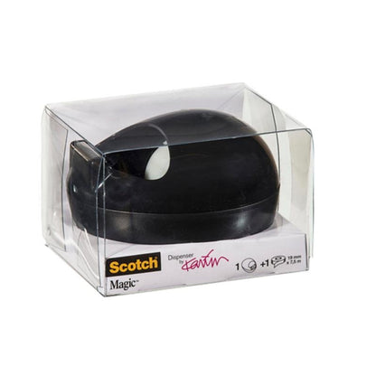 Ο επιτραπέζιος διανομέας Scotch™ Karim Rashid της 3M Deutschland GmbH σε μαύρο χρώμα βρίσκεται σε μια διάφανη πλαστική συσκευασία με ορατές ετικέτες προϊόντος και επωνυμία στο μπροστινό και στο πλάι.
