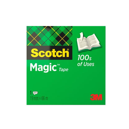 Ένα πράσινο κουτί Scotch® Magic™ Αόρατης Ταινίας της 3M Deutschland GmbH, με την επιγραφή "100s of Uses", με γραφικό ενός ανοιχτού βιβλίου· περιέχει 1 ρολό (19 mm x 66 m).