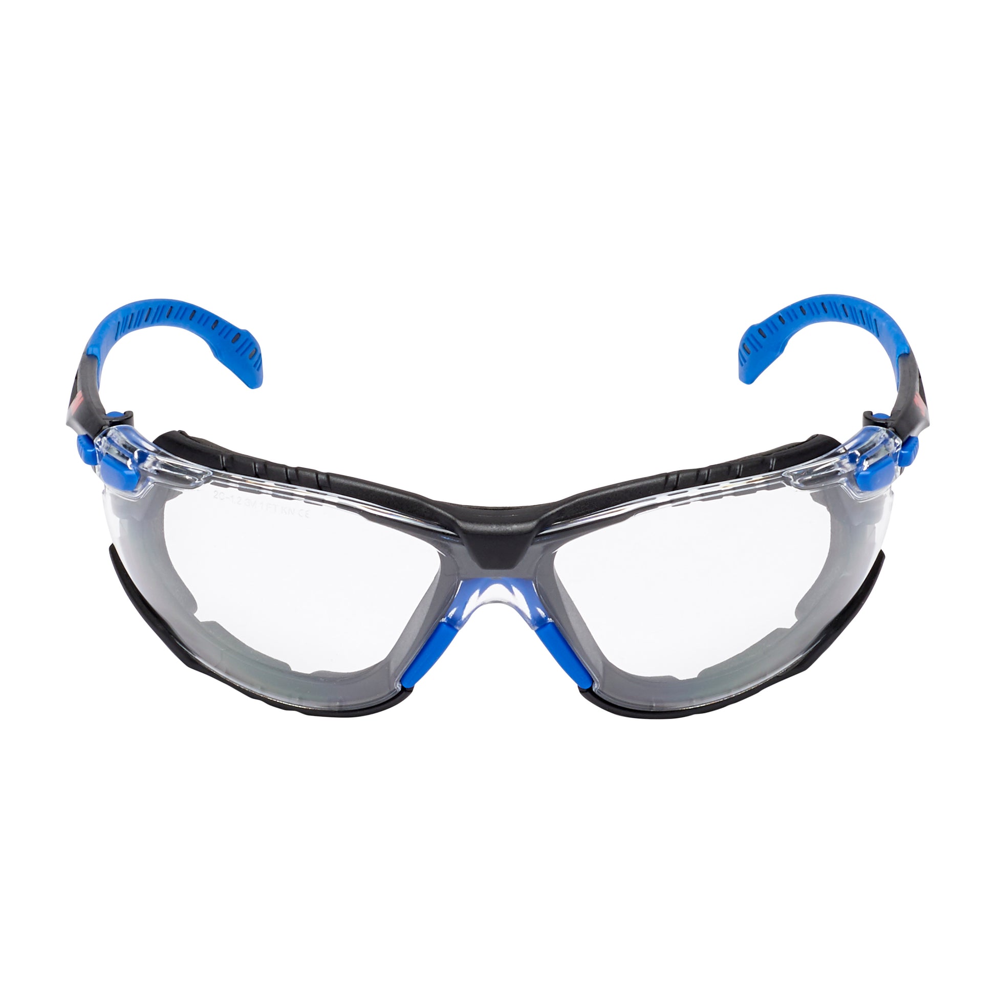 Die 3M™ Solus™ Schutzbrille 1000 von 3M Deutschland GmbH verfügt über klare Gläser, einen schwarzen Rahmen mit blauen Akzenten und gebogenen Bügeln, ein Wraparound-Design, eine Scotchgard™ Anti-Beschlag-Beschichtung und eine abnehmbare Schaumstoffdichtung. Abgebildet auf weißem Hintergrund.