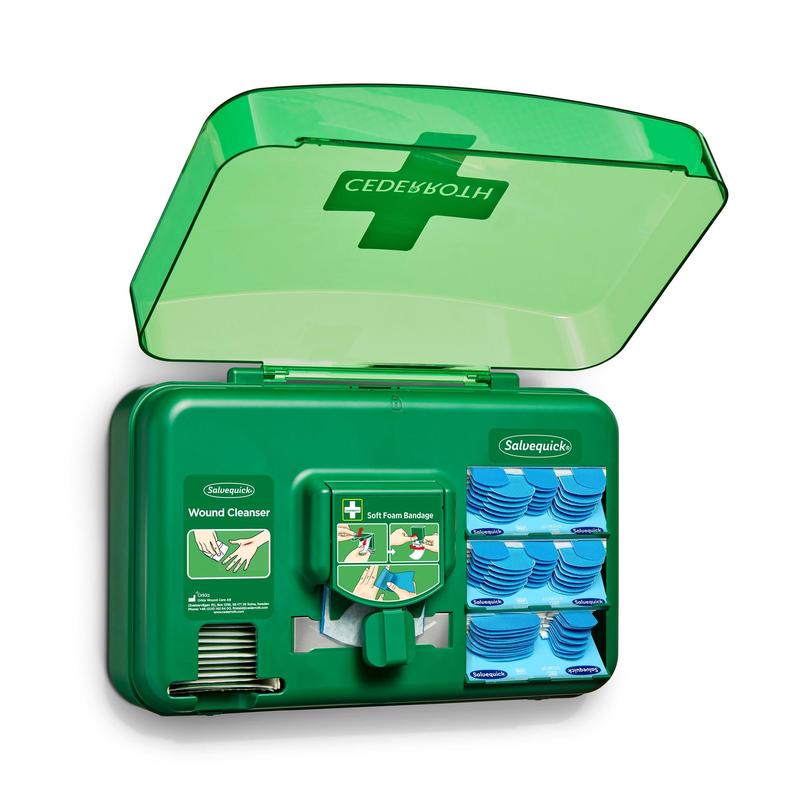 Ένας μπλε διανομέας φροντίδας τραυμάτων από την Orkla Wound Care AB είναι ανοιχτός και αποκαλύπτει πακέτα καθαρισμού τραυμάτων, επιθέματα και έναν ρόλο μαλακών αφρώδων επιδέσμων, που είναι τοποθετημένα σε ξεχωριστές θήκες.