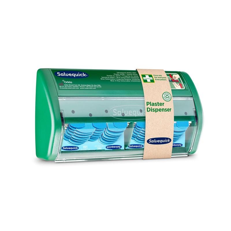 Ένας διανομέας επιδέσμων Salvequick από την Orkla Wound Care AB έχει διαφανή μπροστινή πλευρά και διανέμει μπλε, ανιχνεύσιμους επιδέσμους· μια καφέ χαρτονένια ταινία τον χαρακτηρίζει ως διανομέα επιδέσμων".