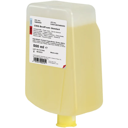 Ένα δοχείο 500 ml από διαφανές πλαστικό με αφρό σαπουνιού CWS BestFoam Standard με λευκή ετικέτα, κίτρινο υγρό και πολυγλωσσικές πληροφορίες προϊόντος για βέλτιστη υγιεινή των χεριών. Μάρκα: CWS.