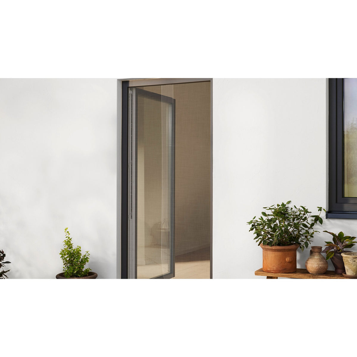 tesa INSECT STOP Klett Fliegengitter für Türen, 65 x 220 cm – Anwendung