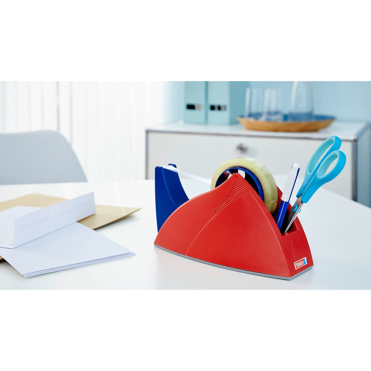 tesa 57422 Easy Cut Tischabroller, leer, für Rollen bis 66m x 25mm, rot-blau – Anwendung