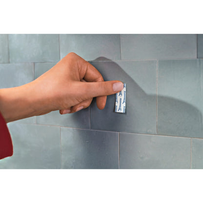 tesa Powerstrips Selbstklebende Haken mit abnehmbaren Drahthaken, weiß – Anwendung