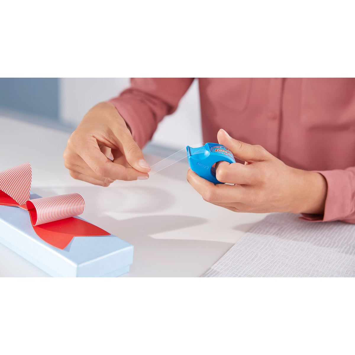 tesafilm Mini-Abroller + 2 Rollen Invisible, matt-weiß, für Rollen bis 19 m – Anwendung