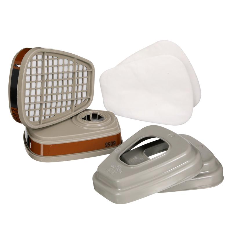 Ένα 3M™ Σετ φίλτρων 6003-1SP A2P3 από την 3M Deutschland GmbH με δύο φίλτρα 6055, δύο μαξιλαράκια 5935 και δύο καλύμματα φίλτρων 501 σε λευκό φόντο, ιδανικό για τη φίλτρανση οργανικών ατμών. Συσκευασία (1 τεμάχιο).