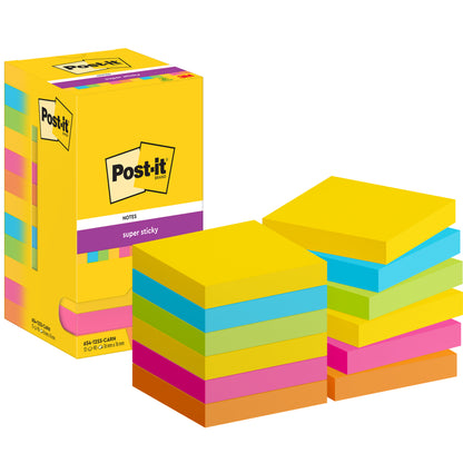 Eine Schachtel Post-it® Super Sticky Notes, 76 mm x 76 mm, 90 Blatt/Block der 3M Deutschland GmbH mit mehreren Stapeln gelber, blauer, grüner, pinker und orangefarbener quadratischer Zettel, die davor liegen.