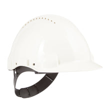 Der 3M™ Schutzhelm G3000C Uvicator von 3M Deutschland GmbH ist ein weißer Bauhelm mit schwarzem, verstellbarem Gurt und Arretierstift-Anpassung, der für optimalen Arbeitsschutz konzipiert wurde, abgebildet auf einem schlichten weißen Hintergrund.