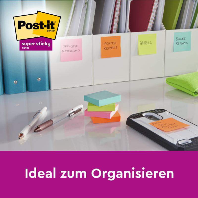 Πολλές στοίβες Post-it® Super Sticky Notes (63,5 mm x 76 mm, διάφορα χρώματα, 90 φύλλα/μπλοκ, 8 μπλοκ/συσκευασία) από την 3M Deutschland GmbH βρίσκονται στο γραφείο. Ιδανικό για οργάνωση.
