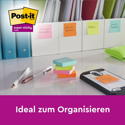 Πολλές στοίβες Post-it® Super Sticky Notes (63,5 mm x 76 mm, διάφορα χρώματα, 90 φύλλα/μπλοκ, 8 μπλοκ/συσκευασία) από την 3M Deutschland GmbH βρίσκονται στο γραφείο. Ιδανικό για οργάνωση.