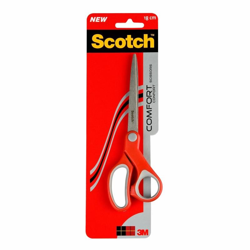Ένα ψαλίδι άνεσης Scotch™ της 3M Deutschland GmbH σε κόκκινο χρώμα, 18 cm, με συσκευασία από πλαστικό και χαρτόνι απεικονίζεται κάθετα σε κόκκινο-μαύρο φόντο.