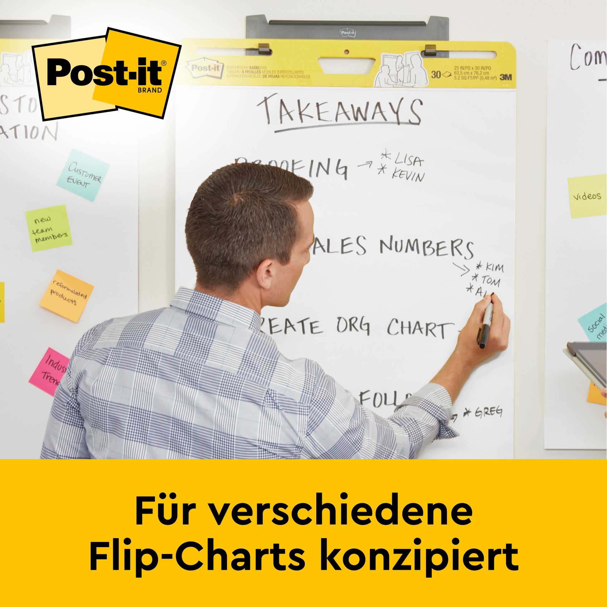 Ein Mann benutzt einen Marker auf einem Post-it® Super Sticky selbsthaftendes Meeting Chart/Flipchart von 3M Deutschland GmbH, 58,4 x 50,8 cm. Auf der Karte stehen "UMSATZZAHLEN" und "ORG CHART ERSTELLEN". Im Hintergrund befinden sich Post-it-Zettel und Charts. Der deutsche Text steht unten.