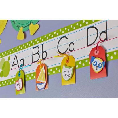 Μια επίδειξη τοίχου σε τάξη με τα Aa, Bb, Cc, Dd μπορεί να τοποθετηθεί καθαρά και προσωρινά και να αφαιρεθεί με τα αφαιρούμενα τετράγωνα στήριξης Scotch-FIX™ 108-ST64-P (12,7 mm x 12,7 mm, 64 τεμάχια/συσκευασία) της 3M Deutschland GmbH.