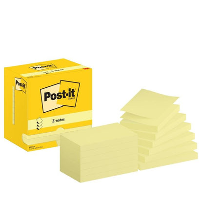 Ένα κίτρινο κουτί με την επιγραφή "Post-it® Super Sticky Z-Notes Promotion, 76 mm x 127 mm, 100 φύλλα/μπλοκ, χάρτινη συσκευασία, 100% PEFC" της 3M Deutschland GmbH απεικονίζεται δίπλα σε δύο άνισες στοίβες κίτρινων Z-Notes με ανυψωμένα εξώφυλλα σε λευκό φόντο.