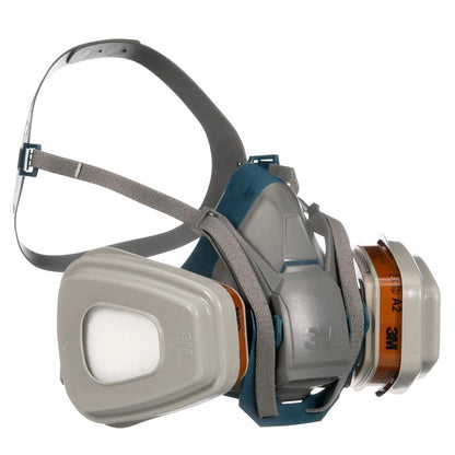 Μια γκρι και μπλε 3M™ Quick Latch αναπνευστική μάσκα 6502QLKIT-1 με ρυθμιζόμενους λαστιχένιους ιμάντες και ανταλλάξιμα φίλτρα A2P3 (2x6055, 2x5935, 2x501) από την 3M Deutschland GmbH για προστασία κατά των οργανικών ατμών.