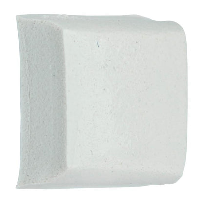 Μια κοντινή λήψη ενός μεμονωμένου αφαιρούμενου τετραγώνου στήριξης Scotch-FIX™ (12,7 x 12,7 mm) της 3M Deutschland GmbH με λείες επιφάνειες και στρογγυλεμένες άκρες. Σαν γόμα, επιτρέπει καθαρή εφαρμογή και δεν αφήνει ίχνη στην λευκή επιφάνεια. Η συσκευασία περιέχει 64 τεμάχια.