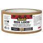 Ένα ρολό χαρτοταινίας συσκευασίας Scotch® Box Lock™ διαστάσεων 48 mm x 22,8 m της 3M Deutschland GmbH, με πληροφορίες για το προϊόν και οδηγίες ανακύκλωσης στην ετικέτα στα γερμανικά, αγγλικά και γαλλικά.