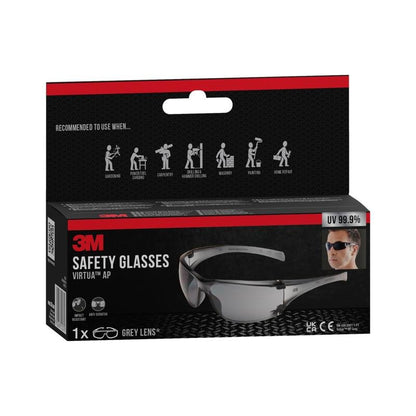 Ένα μαύρο-κόκκινο κουτί των 3M™ Virtua™ AP προστατευτικών γυαλιών από την 3M Deutschland GmbH δείχνει τα γυαλιά και έναν φορέα, με σύμβολα για προστασία ματιών. Η συσκευασία τονίζει τους γκρίζους φακούς και την προστασία UV.