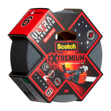 Eine Rolle 3M Scotch® Extremium™ Ultra Hochleistungs-Klebeband DT17 (25 m x 48 mm) in schwarz, verpackt von 3M Deutschland GmbH in einer rot-schwarzen sechseckigen Schachtel mit der Aufschrift Kraftstufe 6 und dem Bild einer Kettensäge, die das Band durchschneidet.