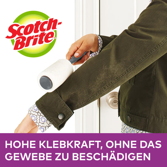 Eine Person benutzt den Scotch-Brite™ Pet Extra Sticky* Roller für Tierhaare, 48 Blatt, 1/Packung von 3M Deutschland GmbH auf dem Ärmel einer dunkelgrünen Jacke. Unten steht: "HOHE KLEBKRAFT, OHNE DAS GEWEBE ZU BESCHÄDIGEN.