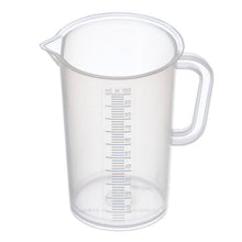 Der Messbecher aus Kunststoff (0,1L) von Diversey Deutschland GmbH & Co. OHG ist ein transparenter Messbecher mit Griff, Ausguss und ml-Skala bis 0,1L; abgebildet leer vor weißem Hintergrund. Packung: 1 Stück.