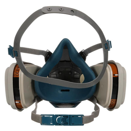 Η 3M™ Quick Latch αναπνευστική μάσκα 6502QLKIT-1 από την 3M Deutschland GmbH προσφέρει επαναχρησιμοποιούμενη προστασία κατά των οργανικών ατμών με ανταλλάξιμα φίλτρα A2P3, διπλές κασέτες, ρυθμιζόμενους ιμάντες και ένα μπλε-γκρι σχέδιο - δείτε μπροστινή όψη.