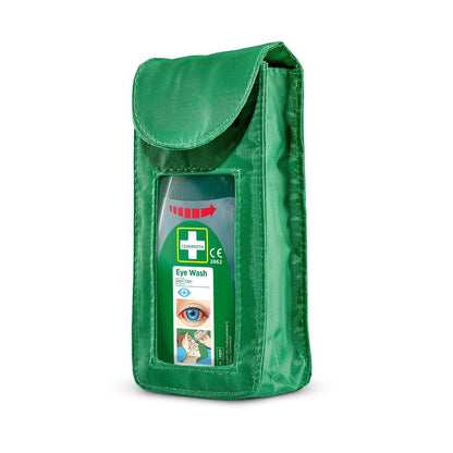 Das Orkla Wound Care AB Holster für Cederroth Augenspültasche Modell (ref 7221) ist ein grüner Stoffbeutel mit einem durchsichtigen Fenster, in dem die Augenspülflasche sichtbar ist. Die Tasche hat einen Klappenverschluss und enthält eine Anleitung in Englisch und einer weiteren Sprache.