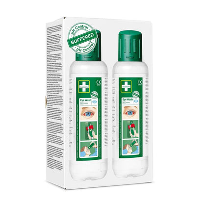 Die Cederroth Augenspülung 2 x 500 ml, 2er-Pack von Orkla Wound Care AB enthält zwei Flaschen mit grünem Verschluss und klarer Anleitung - απαραίτητο για γρήγορη βοήθεια σε τραυματισμούς ματιών.
