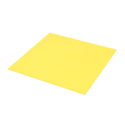 Ein einzelner flacher gelber Post-it® Super Sticky Big Note BN11-EU (279 mm x 279 mm, 30 Blatt, 3M Deutschland GmbH) ist schräg auf einem weißen Hintergrund abgebildet.