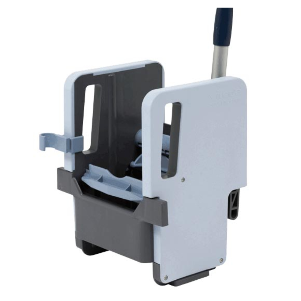 Η επαγγελματική κάθετη πρέσα Vileda με διαστάσεις 23 x 23 x 32 cm, διαθέσιμη σε μονή συσκευασία από την εταιρεία Vileda GmbH, είναι μια εμπορική μηχανή στυψίματος κουβά με λαβή. Ο γκρι-λευκός σχεδιασμός είναι κατασκευασμένος από ανθεκτικό πολυπροπυλένιο και είναι ιδανικός για χρήση με την επαγγελματική κάθετη πρέσα Vileda. Στύβει τους σφουγγαρίστρες αποτελεσματικά και διαθέτει σχισμές για τη συλλογή περιττού νερού, ενώ η ενισχυμένη λαβή εξασφαλίζει αντοχή.