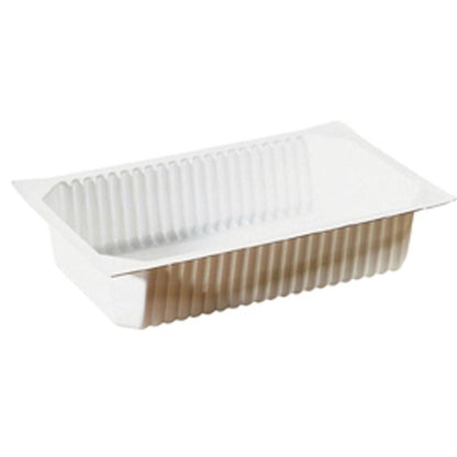 Η Duni GmbH PP Schale 1/4 GN Weiß PP είναι ένα ορθογώνιο, λευκό, αυλακωτό δίσκος με κεκλιμένες πλευρές και επίπεδη βάση, ιδανικό για χρήση στη γαστρονομία. Εκτίθεται σε λευκό φόντο.