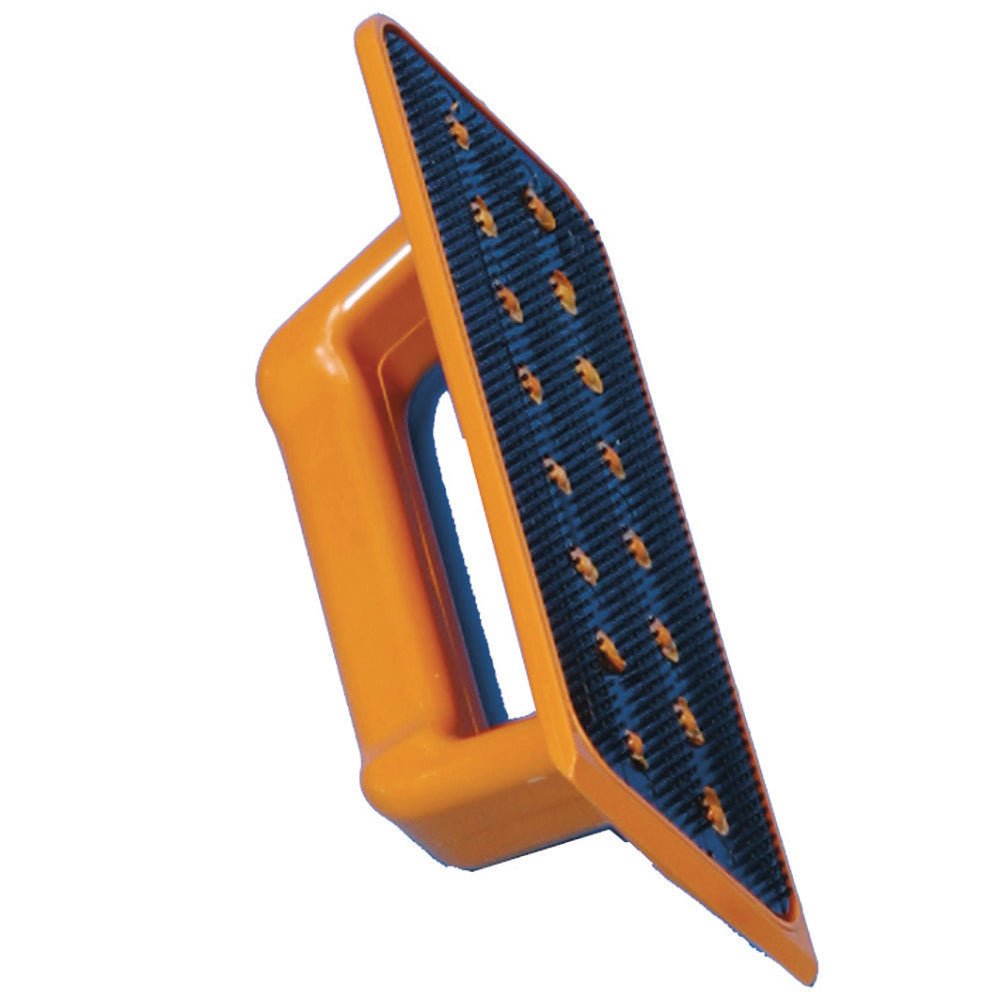 Η συσκευή καθαρισμού άκρων με λαβή της Diversey Deutschland GmbH & Co. OHG είναι ένα ορθογώνιο εργαλείο χειρός με μαύρη, αυλακωτή επιφάνεια τριβής, ιδανική για ακριβή τρίψιμο ή λείανση επιφανειών. Συσκευασία: 1 τεμάχιο.