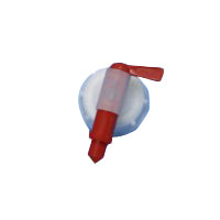 Μια κοντινή λήψη μιας κόκκινης βρύσης εκροής για δοχεία 20L από την Diversey Deutschland GmbH & Co. OHG, για μετάγγιση σε μικρότερα δοχεία, στερεωμένη σε ένα λευκό και μπλε δοχείο, με φόντο λευκό. Συσκευασία: 1 τεμάχιο.