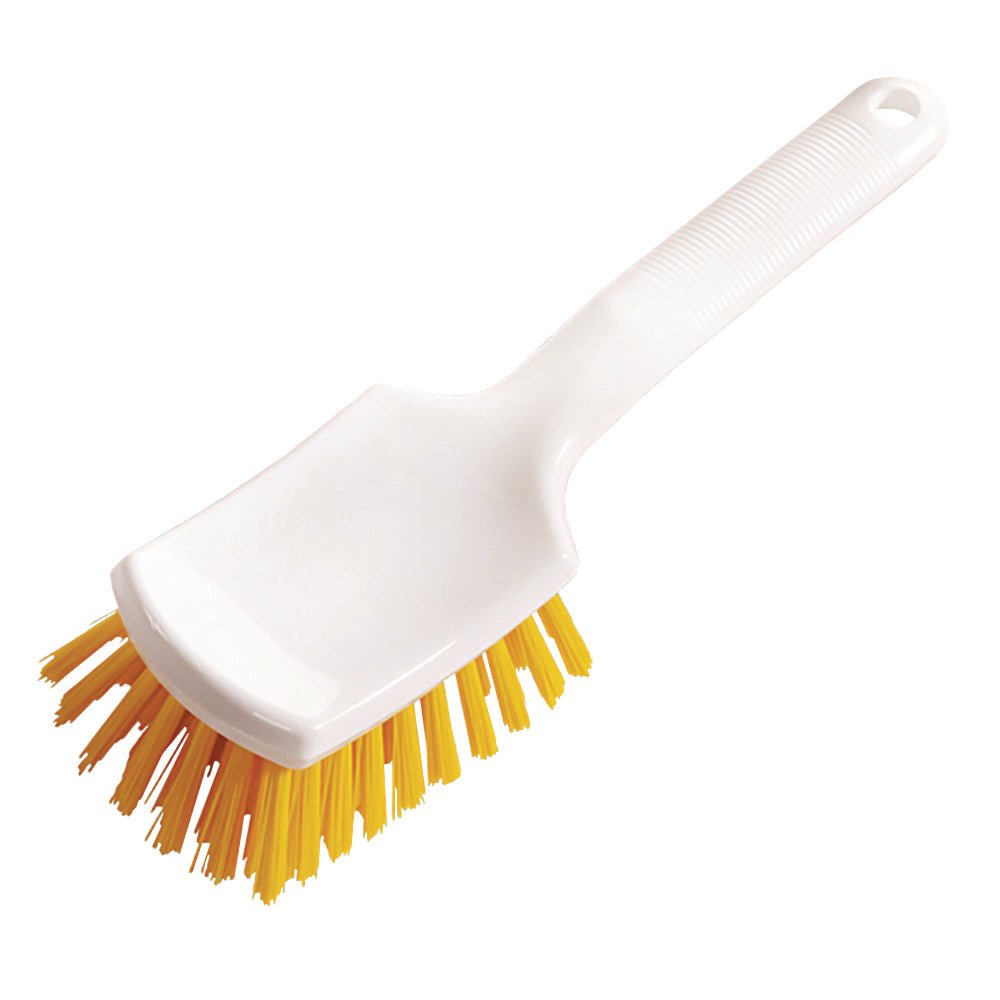 Μια λευκή βούρτσα από πλαστικό 260x72x35 mm, κοντή λαβή, σκληρή από την Diversey Deutschland GmbH & Co. OHG με σκληρές κίτρινες τρίχες, απεικονίζεται σε ένα απλό λευκό φόντο.